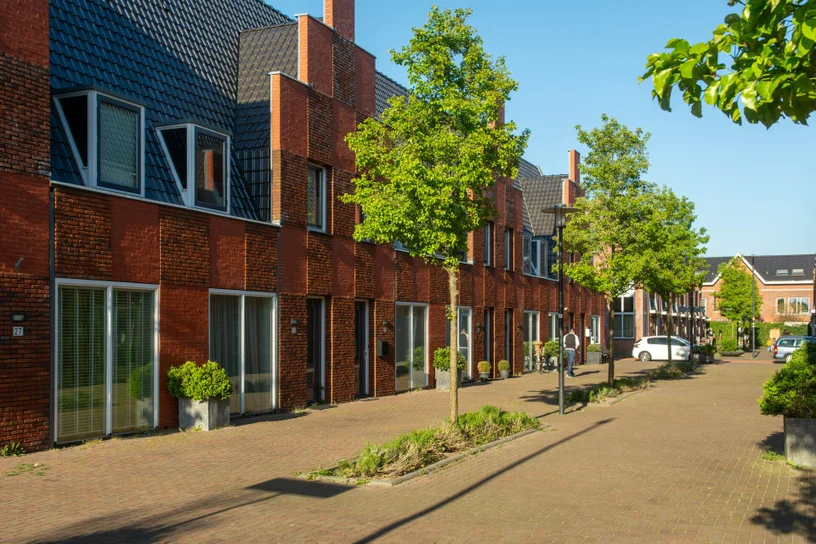 Nieuwbouwwoningen in een Nederlandse woonwijk — bouwbegeleiding bij vastgelopen bouwtrajecten